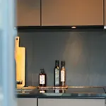 Modern One-bedroom In Διαμέρισμα *